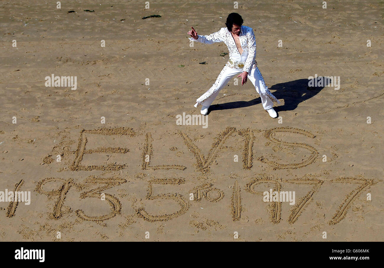 Michael King, artista di Elvis Tribute sulla spiaggia di Blackpool, durante l'inizio dell'esperienza Elvis che si svolge presso i Winter Gardens di Blackpool il 25° anniversario della morte di Presley. *...il fine settimana Elvis Experience a Blackpool, si prevede attraggerà migliaia di fan di elvis nella città balneare per rendere omaggio a Presley. Foto Stock