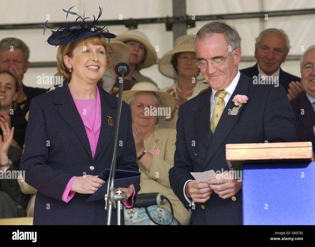 Il presidente irlandese Mary McAleese con il presidente della Henley Royal Regatta, Mike Sweeney, dove ha presentato premi canottanti alla chiusura dell'evento a Henley-on-Thames, Berkshire. Foto Stock