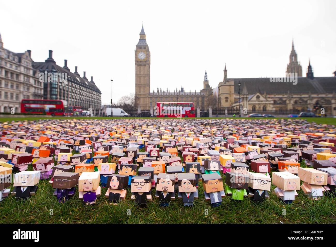 Migliaia di manifestanti cartacei, incluse le versioni cartacee delle celebrità, sono posizionati questa mattina in Parliament Square nel centro di Londra come parte della campagna Fair trade Fortnight Go further, che chiede a David Cameron di fare di più per i piccoli agricoltori in vista del vertice del G8 che si terrà a giugno. Foto Stock