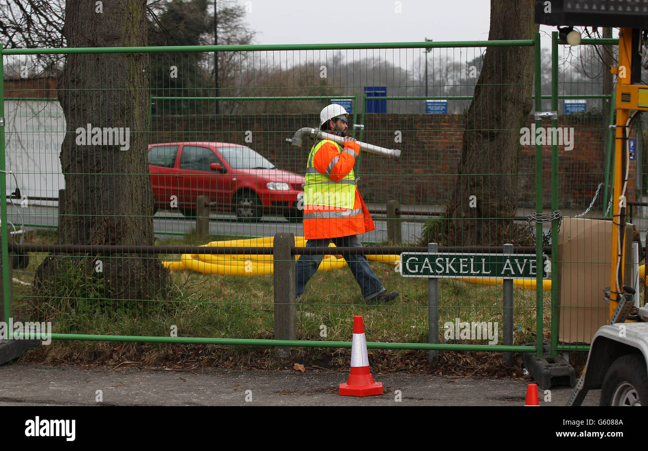 Gli attivisti di Greenpeace hanno creato una falsa operazione di perforazione sul villaggio verde di Knutsford, fuori dal locale club conservatore nella circoscrizione di Tatton di George Osborne. Foto Stock