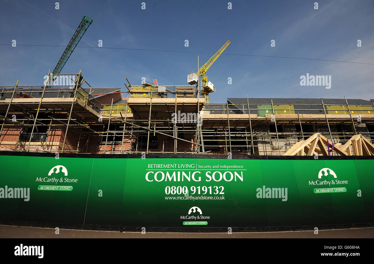 Vista generale di McCarthy & Stone Retirement case e appartamenti in costruzione a Basingstoke, Hampshire Foto Stock