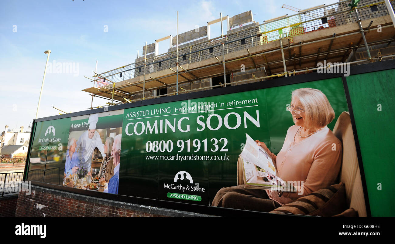 Vista generale di McCarthy & Stone Retirement case e appartamenti in costruzione a Basingstoke, Hampshire Foto Stock