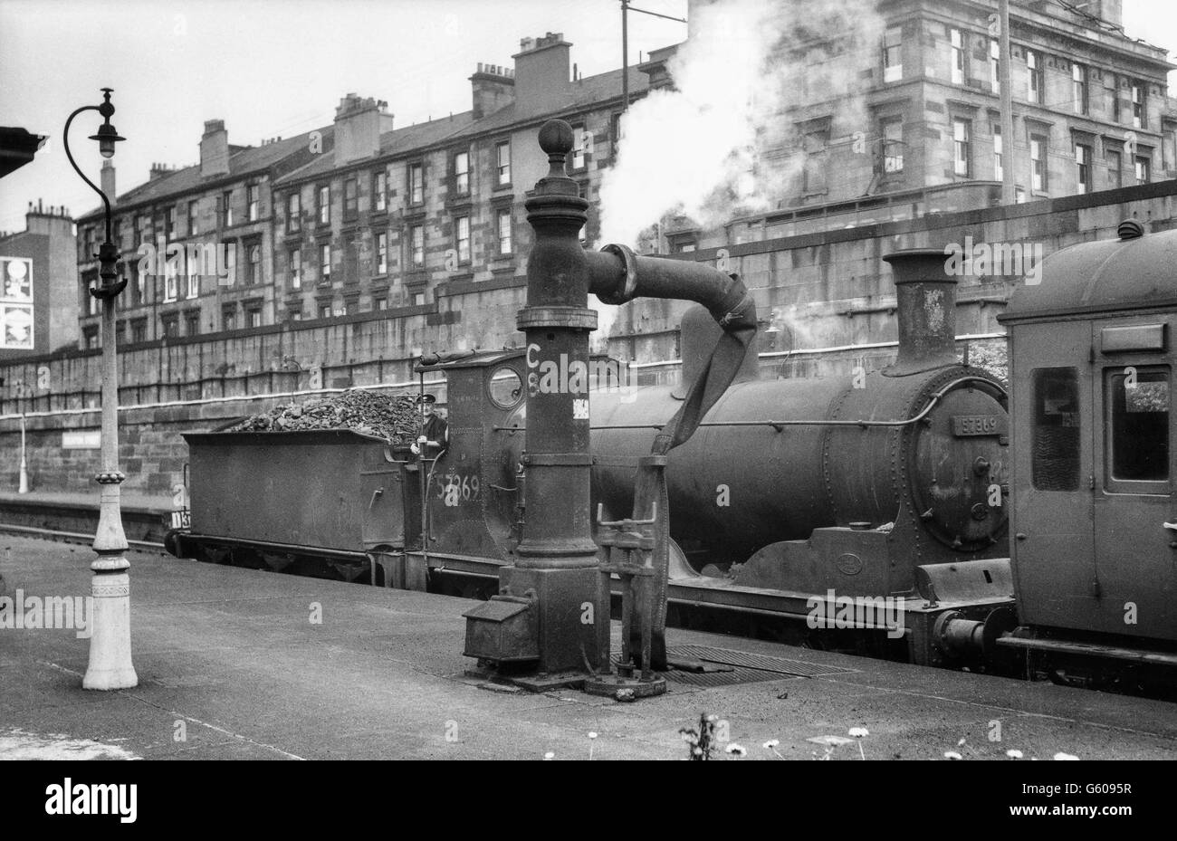 Glasgow Polmadie-basato Drummong 0-6-0 No.57369 si erge a Elinton Street Station con un treno passeggeri il 10 agosto 1957. Foto Stock