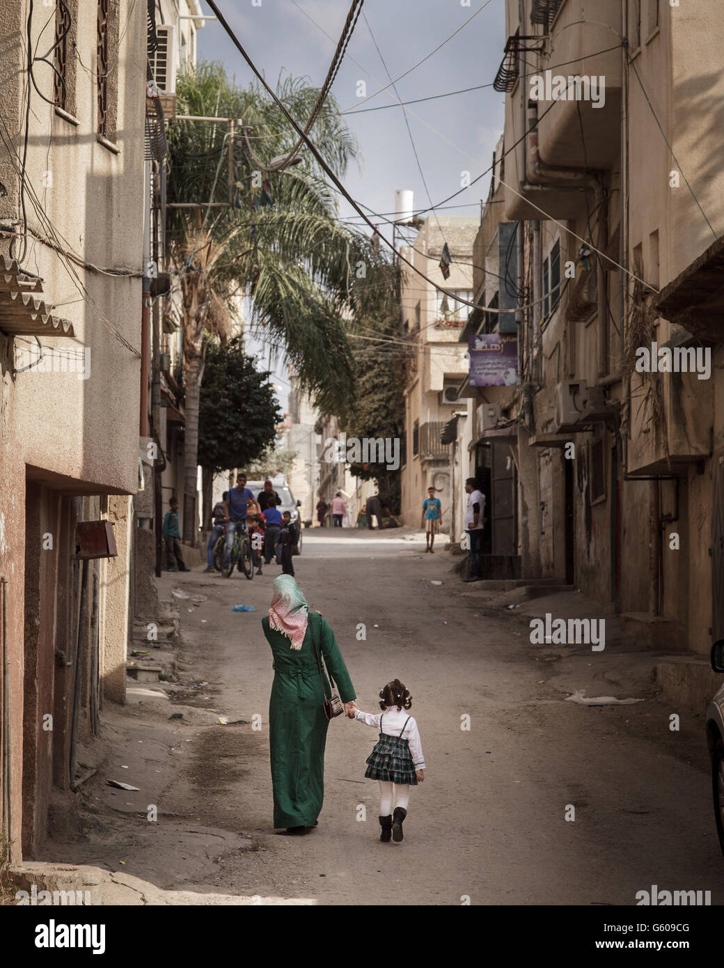 Donna cammina per strada di Qalqilya, in Cisgiordania della Palestina Foto Stock