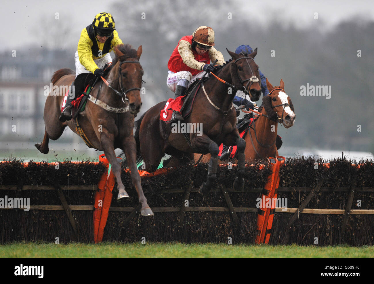 Dougie Costello, a bordo del calcolo del rischio (tappo giallo/nero) azzera l'ultimo a vincere le Michael Afflick Rocks alla gara di handicap Paddy Power Juvenile durante la Giornata della Coppa Imperiale Paddy Power all'ippodromo di Sandown. Foto Stock