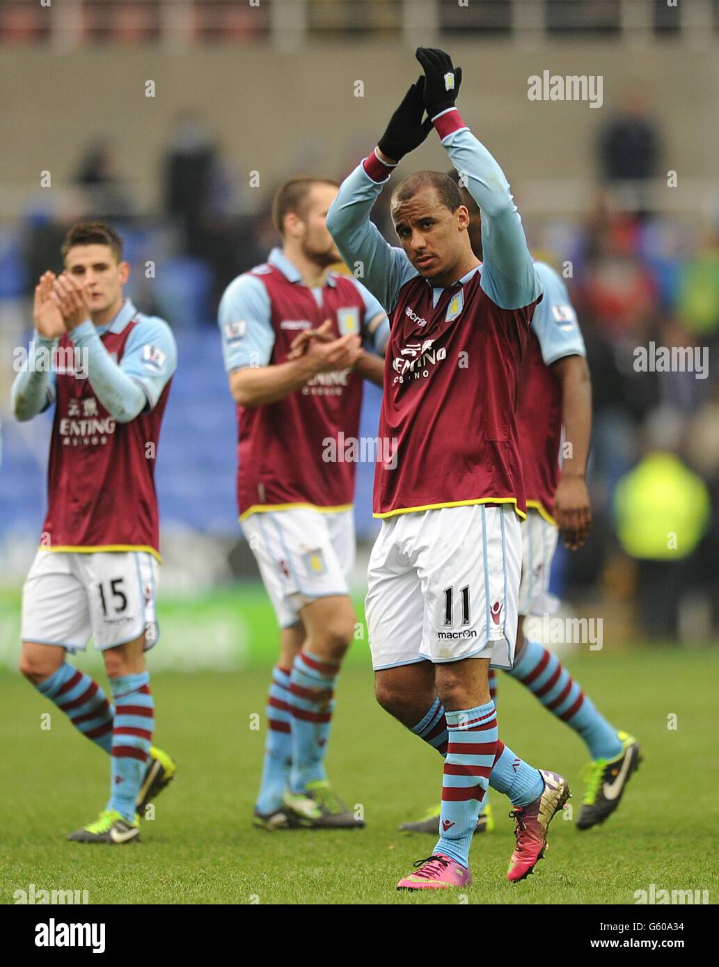 Calcio - Barclays Premier League - Reading v Aston Villa - Stadio Madjeski. Gabriel Agbonlahor di Aston Villa applaude i fan in viaggio mentre celebra la vittoria dopo il fischio finale Foto Stock