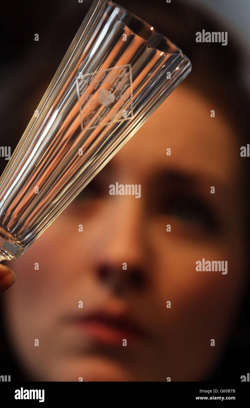 Il membro dello staff Theo Butheu esamina alcuni di una grande collezione di vetreria appartenente al Granduca Michael Milkhailovich nipote di Tsar Nicholas che sarà messa all'asta a Lione & Turnbull, Edimburgo il 26 marzo. Foto Stock