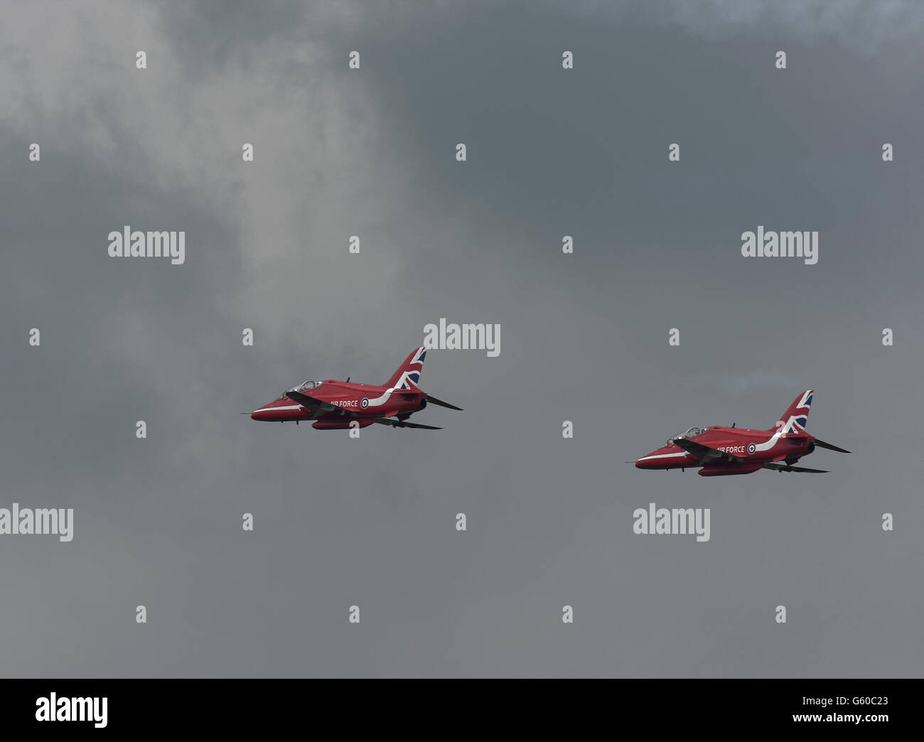 Due frecce rosse aviogetti Hawk della RAF in volo nel cielo Foto Stock