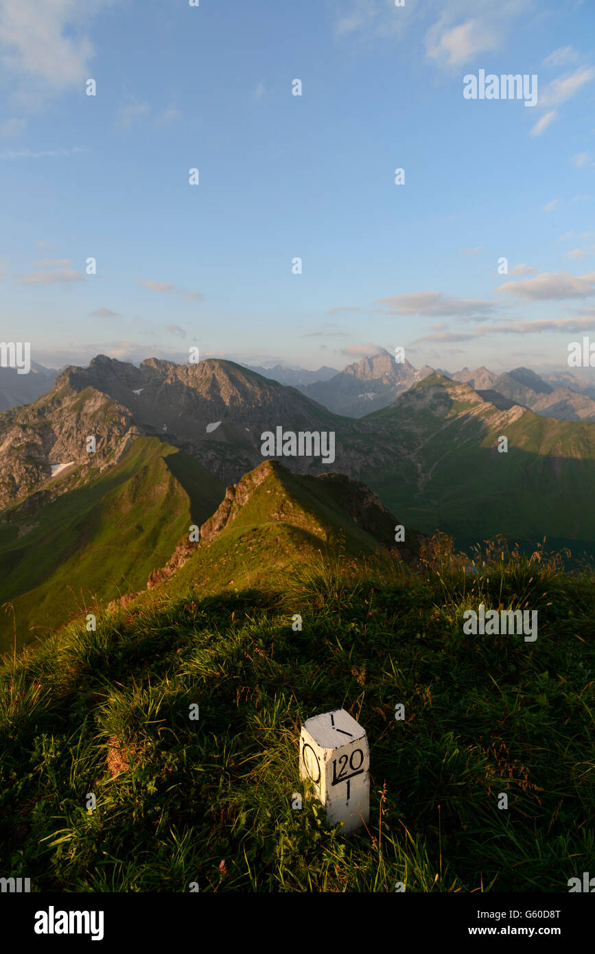 Grenzstein in den Bergen Allgäuer zwischen Deutschland und Österreich-Tyrol. Punto di riferimento la Germania Austria-Tyrol Foto Stock