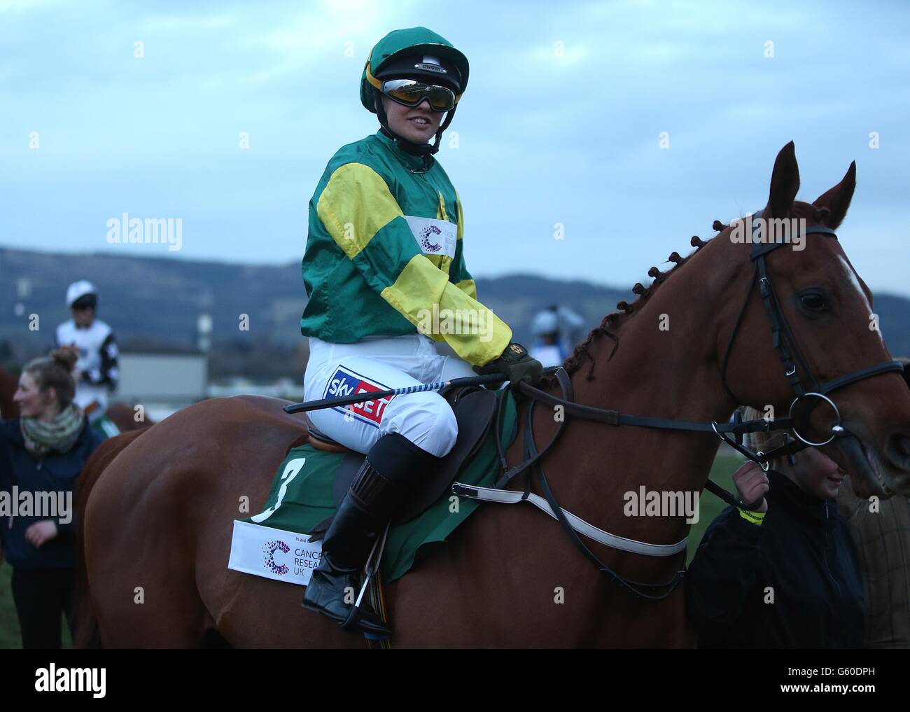 Sky Sports News presentatore Alex Hammond prima di partecipare al St Patrick Day Derby, il giovedì di San Patrizio, durante il Cheltenham Festival. Foto Stock