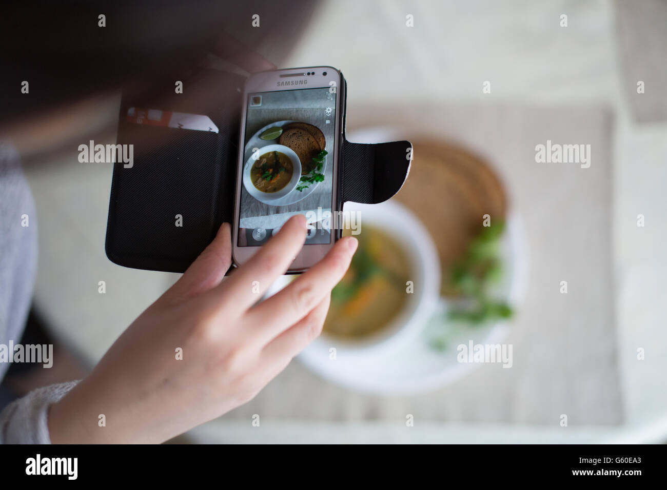 Prendendo la foto del cibo utilizzando smart phone Foto Stock