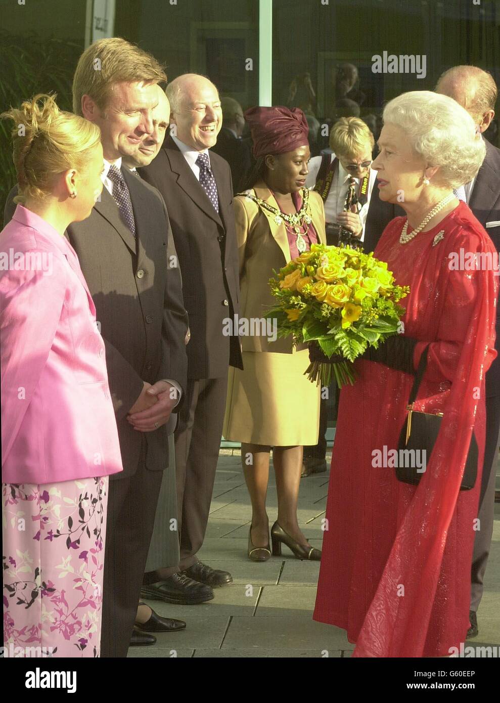 La regina Elisabetta II parla con Jayne Torvill (a sinistra) e il suo partner di danza del ghiaccio Christopher Dean, fuori dal nuovo centro di Nottingham Ice, dove la regina e il duca di Edimburgo visitarono come parte del suo tour del giubileo d'oro. Foto Stock