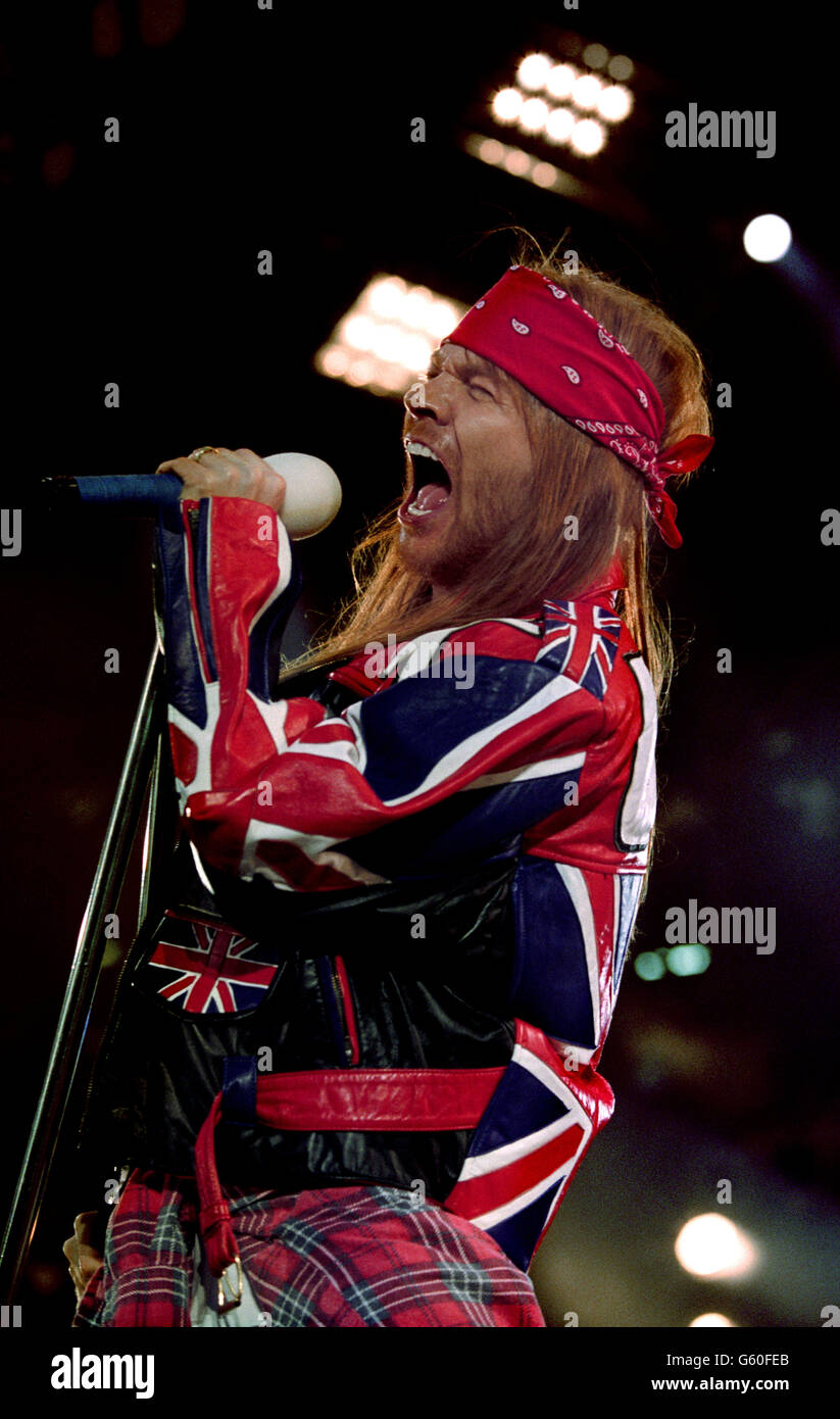 Axel Rose, di Guns n' Roses, sul palco durante il concerto tributo di Freddie Mercury a Wembley. Foto Stock