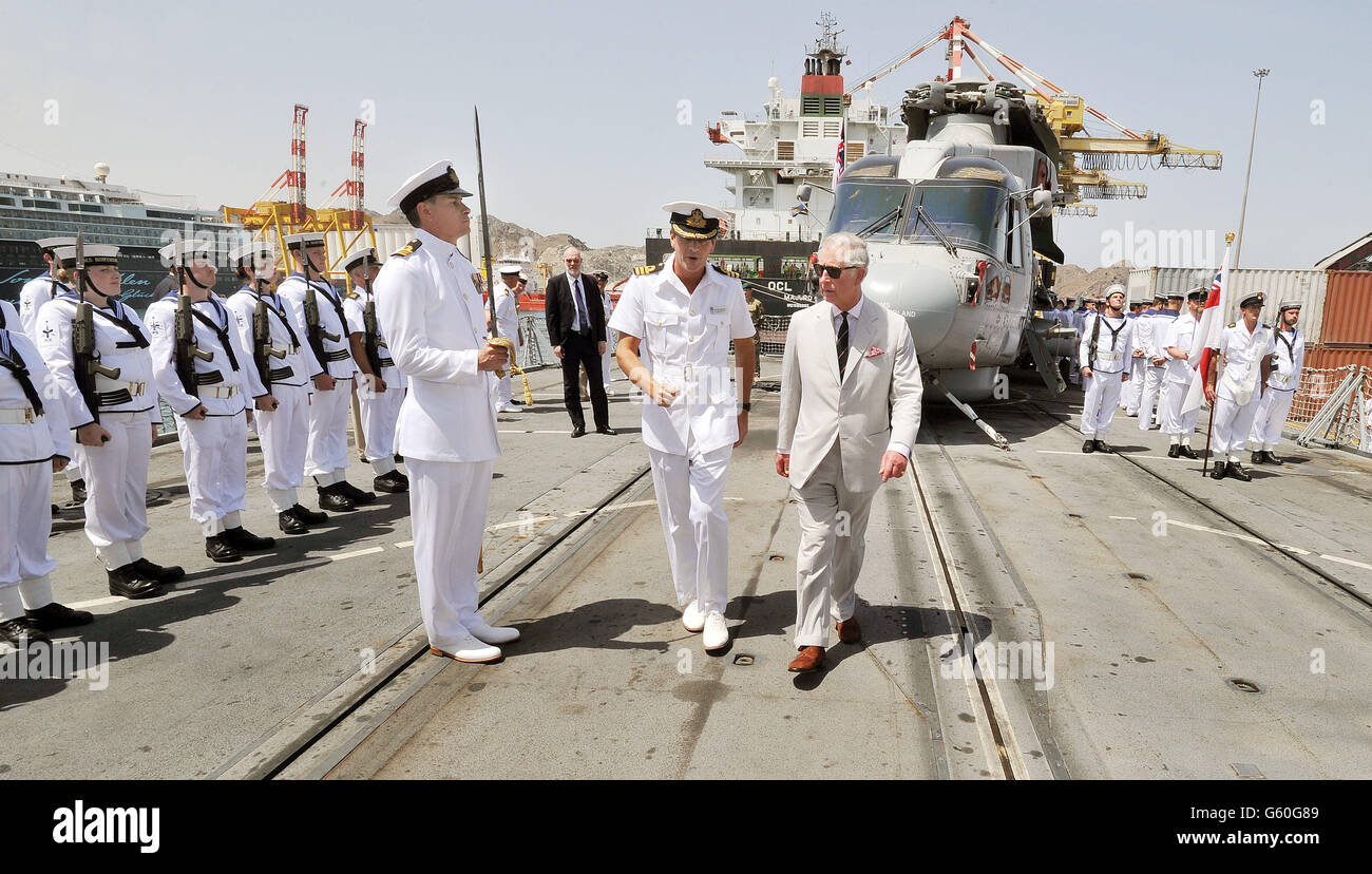 Il Principe del Galles con il CDR Paddy Dowsett a bordo della HMS Northumberland durante una visita al Frigato di tipo 23 mentre era ancorato nel porto di Muscat, Oman. Foto Stock