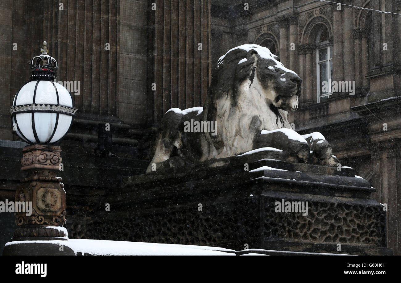 Primavera 23 marzo. Statua del leone coperto di neve nel centro di Leeds. Foto Stock