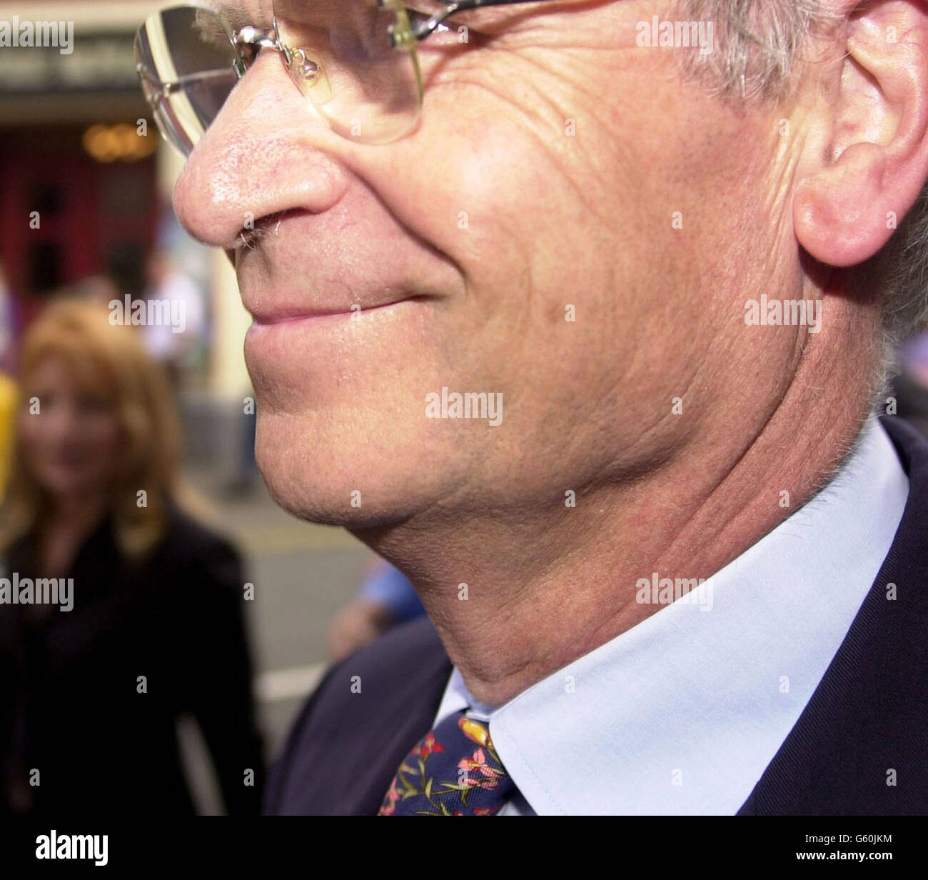 Lord Jeffrey Archer arriva al Theatre Royal a Lincoln, dove dovrebbe iniziare a lavorare dietro le quinte mentre il giorno di rilascio dalla sua prigione aperta. *il parente disgraziato, che sta servendo una sentenza di quattro anni per pergiurare e pervertire il corso della giustizia, sarà impiegato cinque giorni alla settimana al Theatre Royal di Lincoln. Egli sarà pagato per il suo lavoro e ritorno per la notte al North Sea Camp carcere vicino a Boston, Lincs. Foto Stock