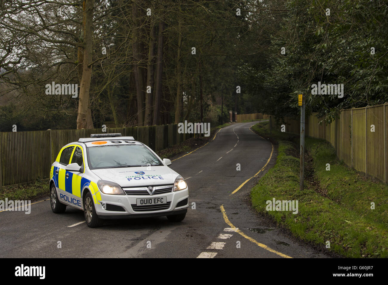 Attività di polizia nei pressi della casa dell'imprenditore russo Boris Berezovsky ad Ascot, Berkshire, che è stato trovato morto da un bodyguard. Foto Stock