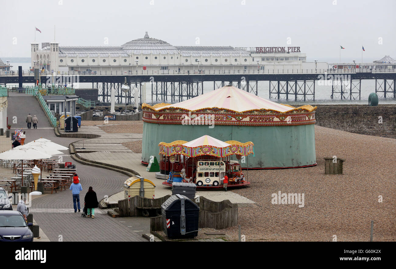 Una vista generale di una spiaggia tranquilla a Brighton, Sussex Est, come il clima di gelida continua in tutto il paese. Foto Stock