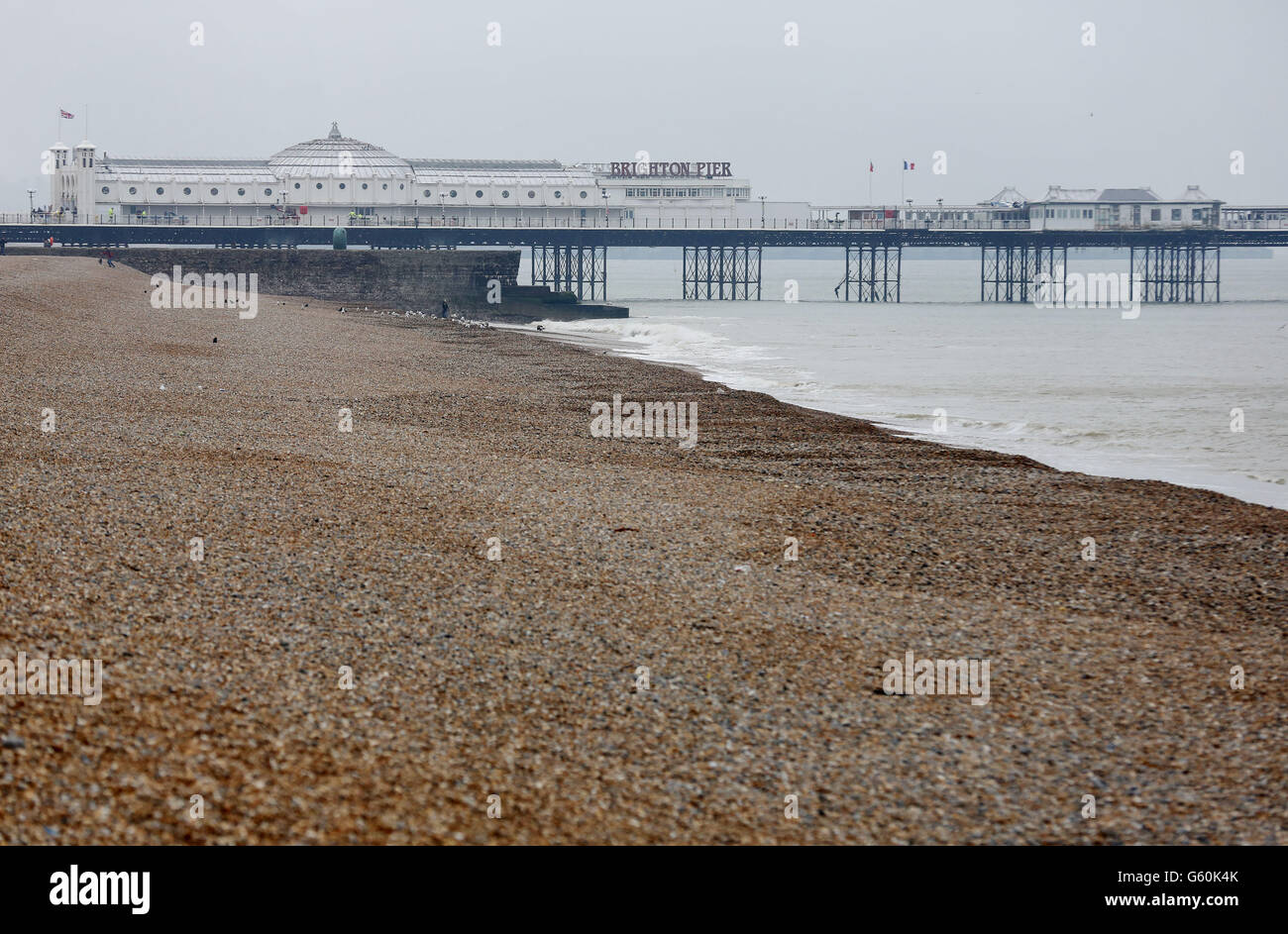 Una vista generale di una spiaggia tranquilla a Brighton, Sussex Est, come il clima di gelida continua in tutto il paese. Foto Stock