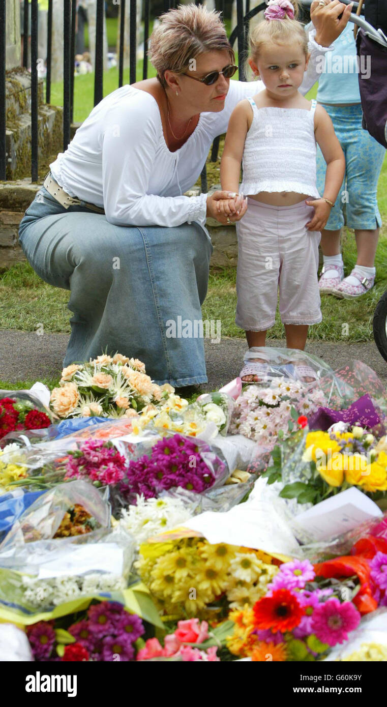 La gente depongono fiori e prega alla chiesa di St. Andrews, Soham, Cambs, per le ragazze della scuola assassinate Holly Wells & Jessica Chapman. Foto Stock