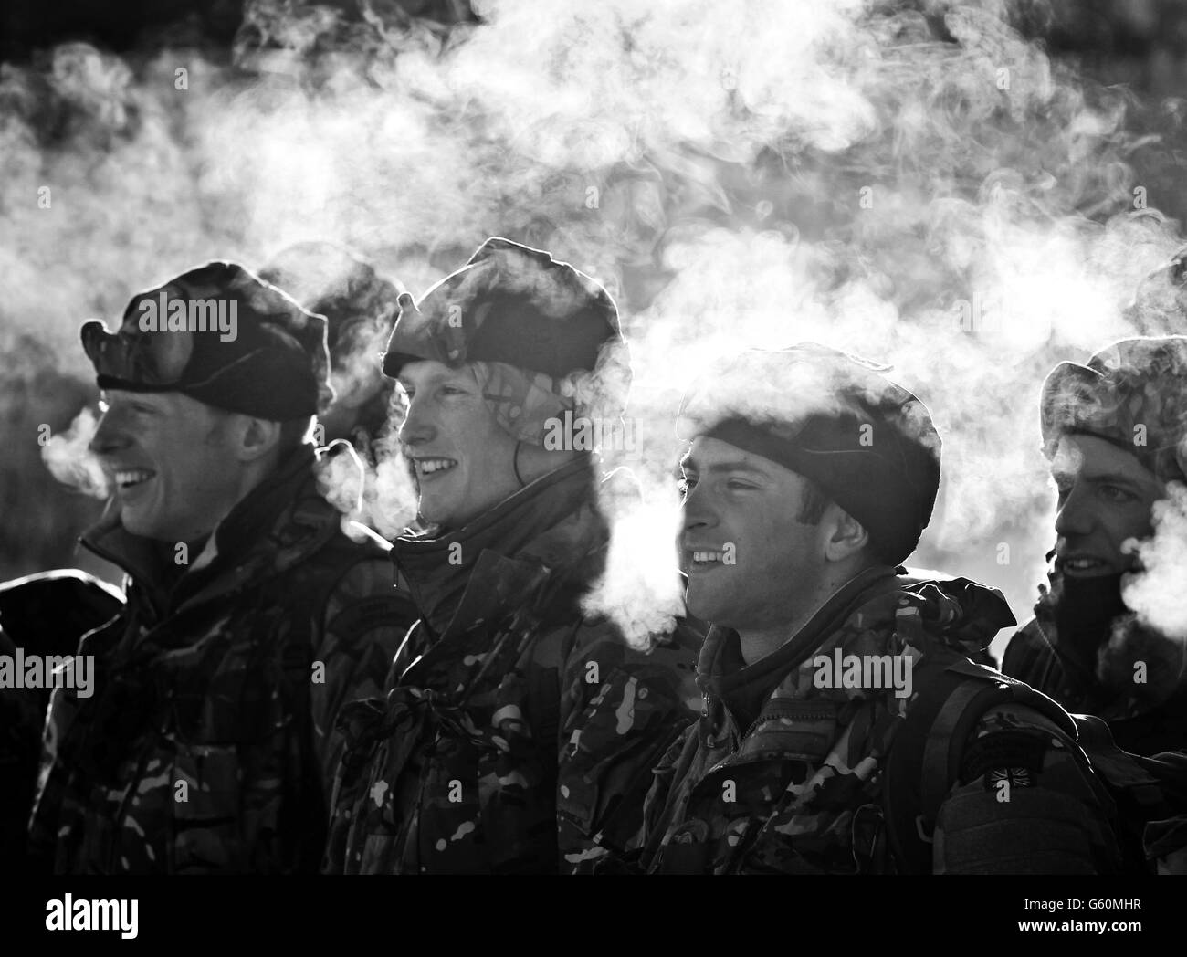 Marines guarda l'esercitazione di Skijoring che coinvolge i marines che sono trainati dietro il veicolo BV-206 durante l'esercitazione Hairspring 2013 che si concentra sulla sopravvivenza di tempo freddo e sull'addestramento di guerra per i regi Marines Commando Reserviss nella catena montuosa vicino a Porsanger Garrison vicino a Lakselv, Norvegia. Foto Stock