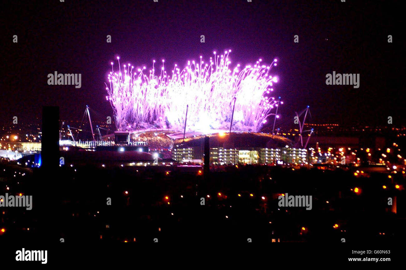 Fuochi d'artificio illuminano il cielo alla cerimonia di apertura dei XVII Giochi del Commonwealth allo stadio City of Manchester. Foto Stock
