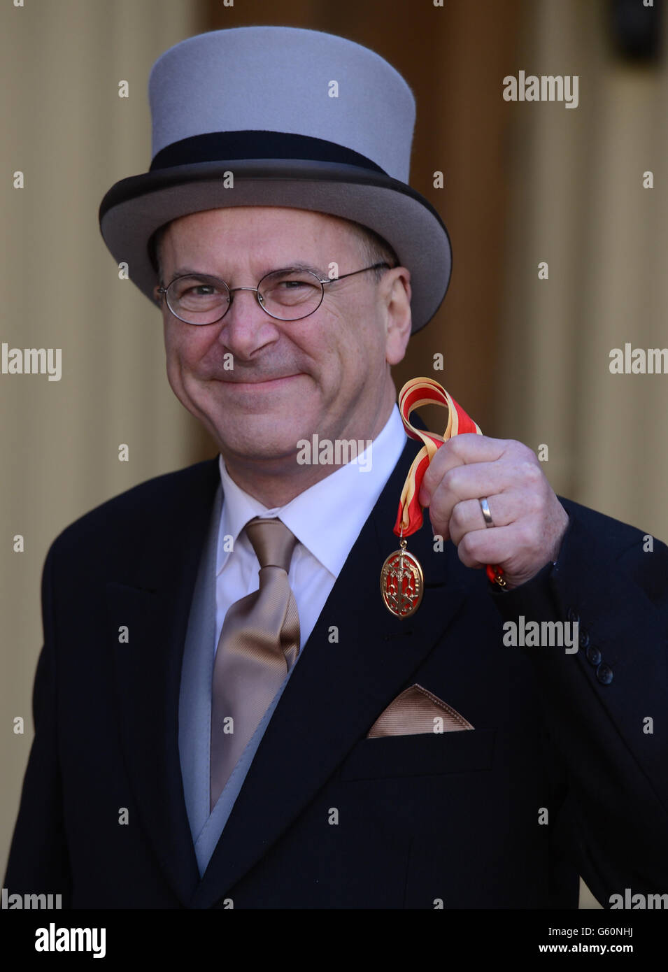 sir Peter Hendy, commissario per i trasporti di Londra, a Buckingham Palace a Londra, dove ha ricevuto oggi un'età cavalleresca. Foto Stock