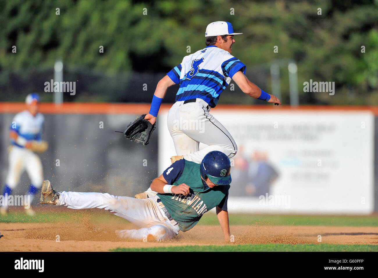 Una middle infielder stabulazione alla prima base in uno sforzo per girare un doppio gioco dopo la registrazione di una forza a seconda base. Stati Uniti d'America. Foto Stock