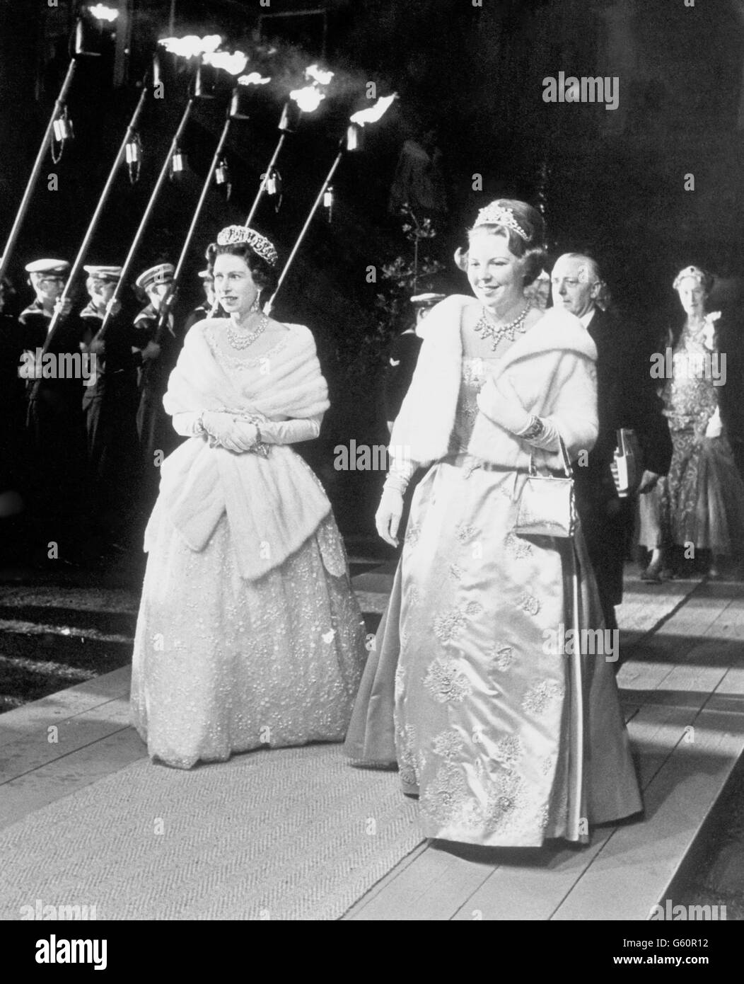 La Regina Elisabetta britannica e la Principessa della Corona Beatrice dei Paesi Bassi si imbarcarono su una nave per una crociera lungo i canali illuminati che facevano parte delle celebrazioni di Amsterdam che segnavano il matrimonio d'argento della Regina Giuliana dei Paesi Bassi e del Principe Bernhard. Crown Princess Beatrix è la più grande delle quattro figlie della coppia reale olandese. Foto Stock