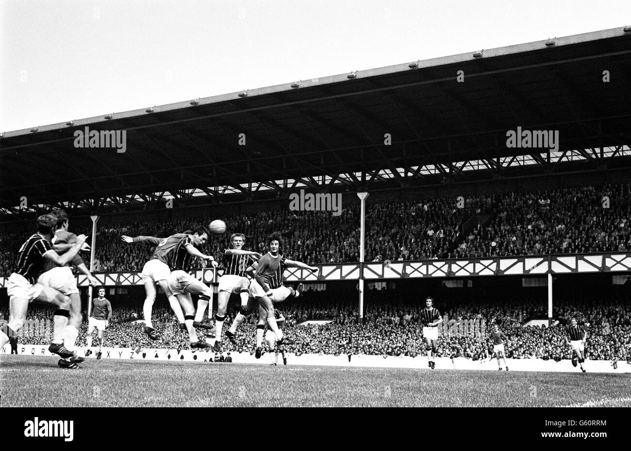 Everton's Alan Ball (No 8 a sinistra) batte l'alto duo di Crystal Palace di Hoy e McCormack per dirigersi verso la testa con il suo compagno di squadra marito guardando in aria a metà destra, durante la partita al Goodison Park. Foto Stock
