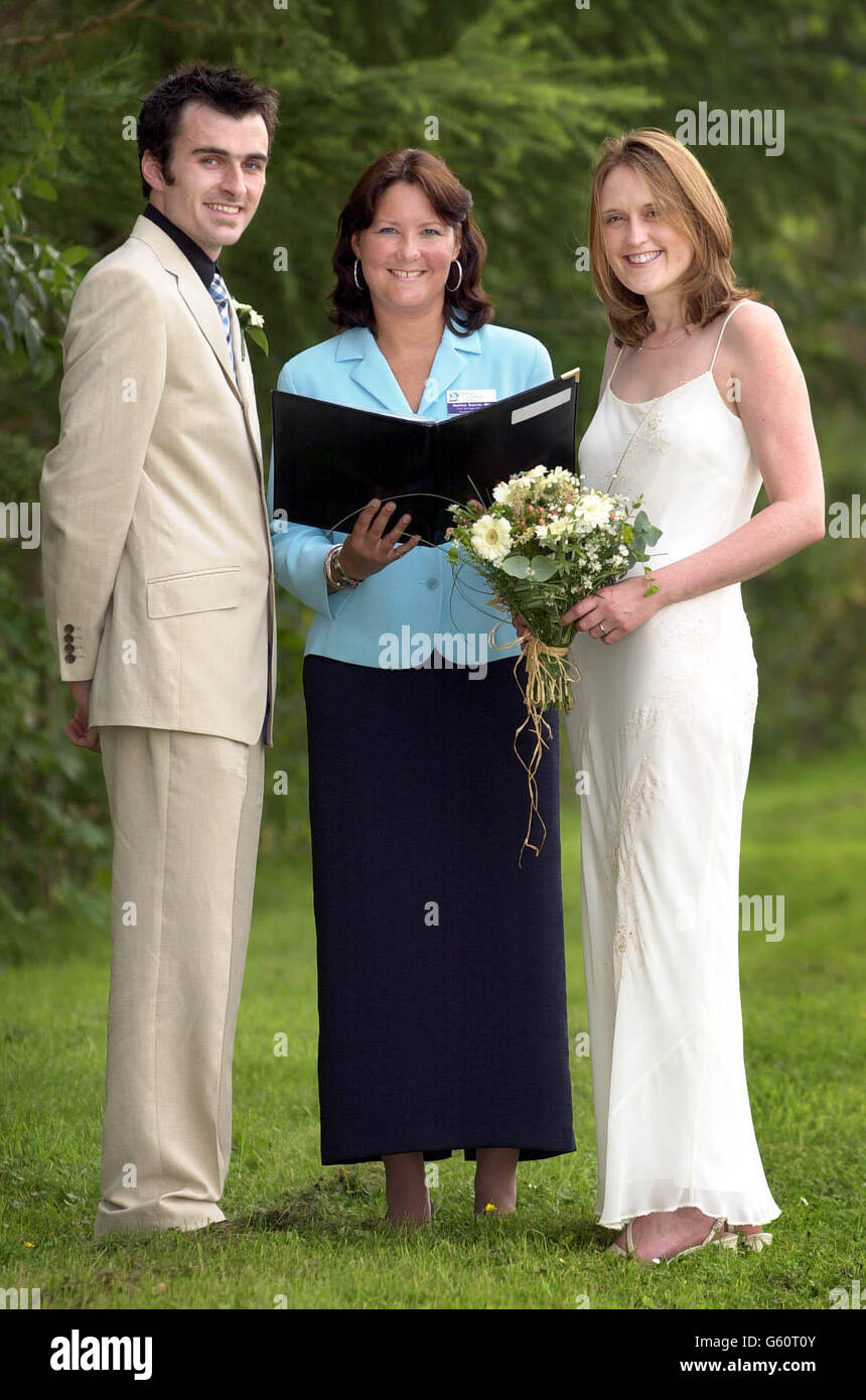 Sposa Jo Shine, 32 anni, e sposo Nick Drummond, 27 anni, sono raffigurati con il Registrar Noeline Bourne-May, dopo essere stato sposato al Mill Hotel di Kirkpatrick Fleming, Dumfries e Galloway, in Scozia. * la coppia che si è trovata a legare il nodo in stile Gretna Green, inconsapevolmente, si è trovata al centro dell'attenzione dei media oggi, quando l'hanno resa nei libri di storia, Diventare la prima sposa e sposo ad avere una cerimonia di matrimonio civile in Scozia senza la necessità di frequentare l'ufficio di un registrar. Foto Stock