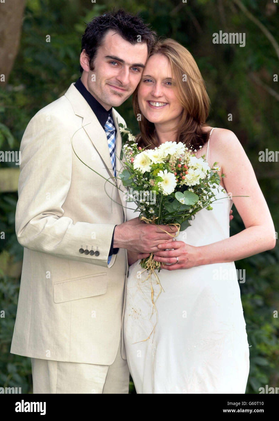 Sposa Jo Shine, 32 anni, e sposo Nick Drummond, 27 anni, dopo essere stato sposato al Mill Hotel di Kirkpatrick Fleming, Dumfries e Galloway, in Scozia. * la coppia che si è trovata a legare il nodo in stile Gretna Green, inconsapevolmente, si è trovata al centro dell'attenzione dei media oggi, quando l'hanno resa nei libri di storia, Diventare la prima sposa e sposo ad avere una cerimonia di matrimonio civile in Scozia senza la necessità di frequentare l'ufficio di un registrar. Foto Stock