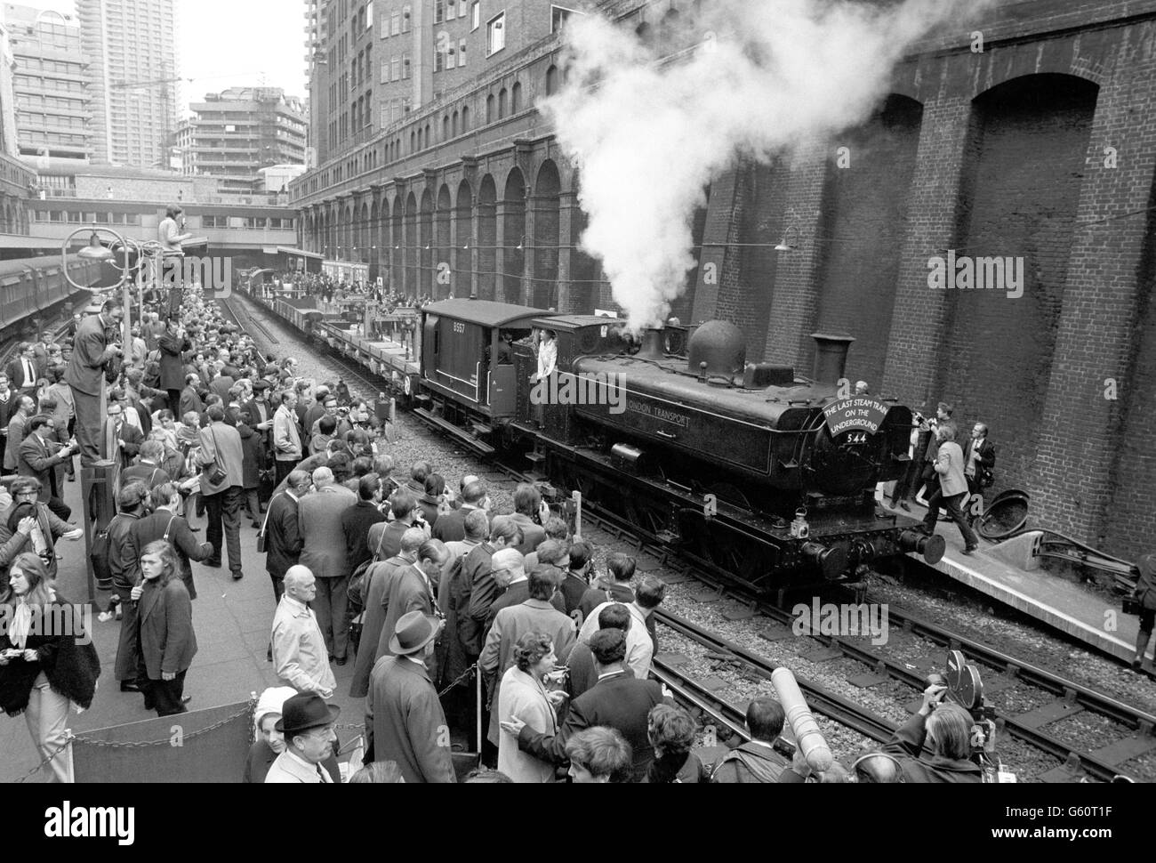 Gli appassionati della ferrovia si riuniscono sulle piattaforme della stazione Barbican per salutare l'ultimo treno a vapore sulle ferrovie di Londra. Un viaggio commemorativo è stato fatto da Moorgate al deposito di Neasden. Foto Stock