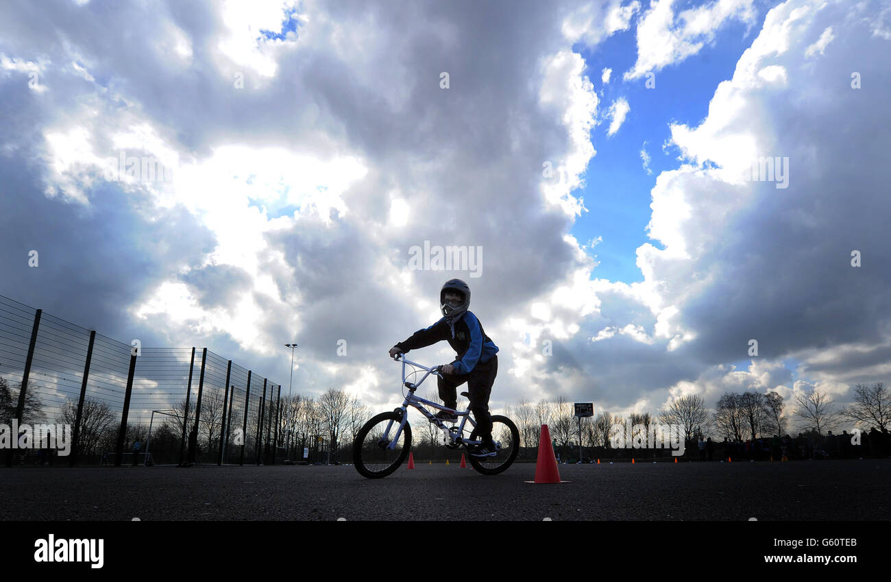 Gli studenti della Abraham Moss School, partecipano a una prova a tempo impostata da British Cycling Coach, per testare la loro tecnica ciclistica BMX, durante la fotocellula BMX SuperX Project Legacy presso la Abraham Moss School di Crumpsall. Foto Stock