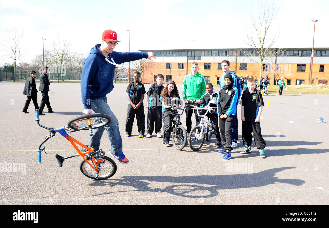 Alunni per Abraham Moss School, partecipano ad una prova di tempo impostata da British Cycling Coach, per testare la loro tecnica di ciclismo BMX, (da sinistra a destra) Tibor Kirjak BMX Performer, Ana Gil Inacio (11 anni), Sam Foakes BMX Coach, Ali Habibullah (12 anni), Alberina Kadriv (13 anni), Mustapha Oluwaseun (12 anni), Sig. Ashley Dearden PE Teacher, Aisha Mohamed (13 anni) Kacper Kucinski (12 anni) durante la fotocellula BMX SuperX Project Legacy presso la Abraham Moss School, Crumpsall. Foto Stock