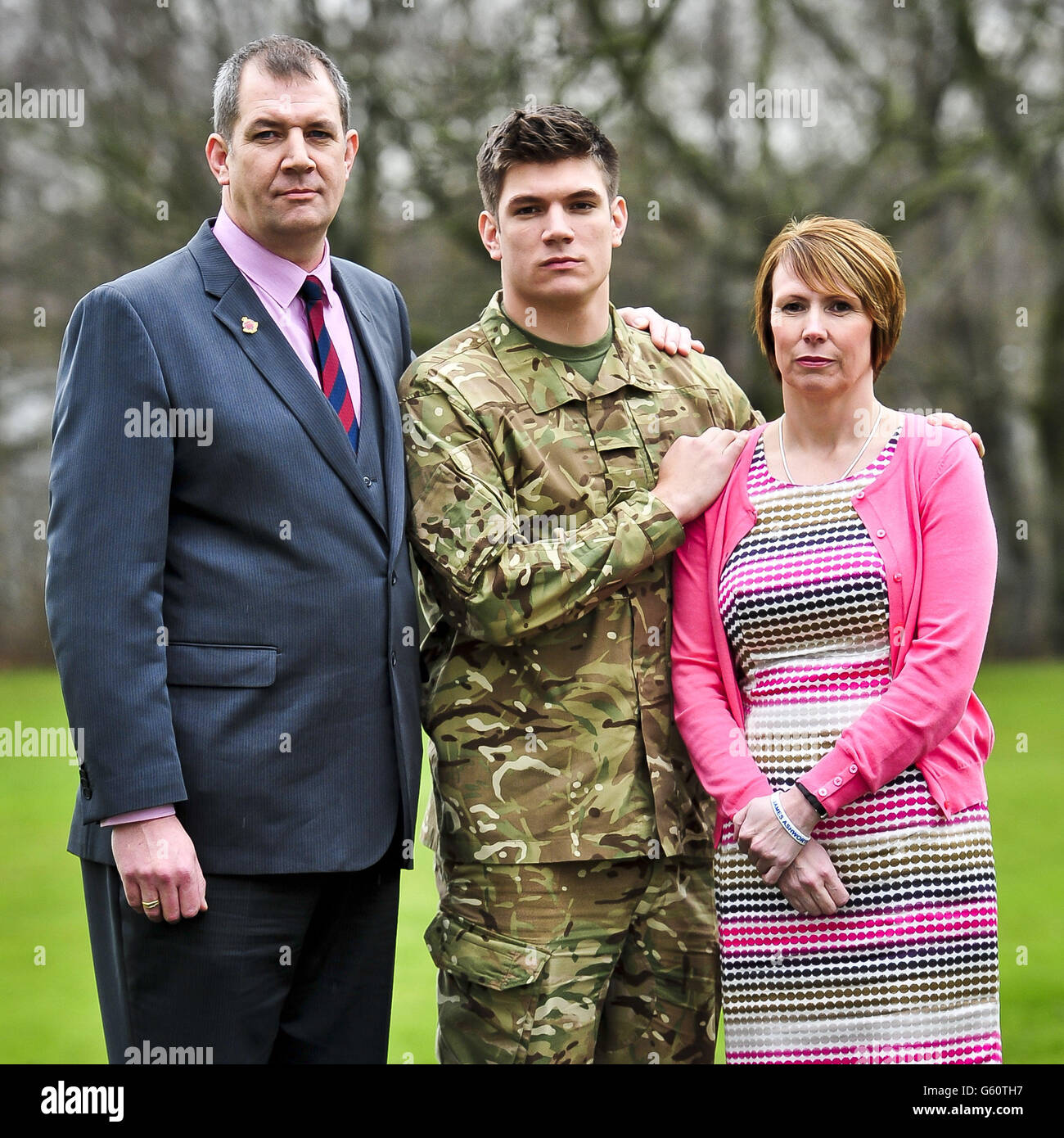 La famiglia del caporale di Lance James Ashworth, mamma Kerry Ashworth, papà ex guardistman di Grenadeer Duane Ashworth e suo fratello e soldato di servizio Coran Ashworth a Buller Barracks, Aldershot, Come Lance Corporal James Ashworth è insignito della Croce Vittoria in riconoscimento del suo 'straordinario coraggio' mentre serviva con il 1 ° Battaglione le Guardie Grenadier nella provincia di Helmand l'anno scorso. Foto Stock