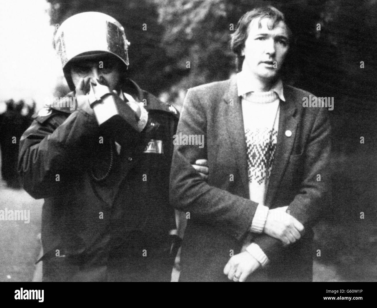 Un agente di polizia assiste Kevin Barron, il deputato laburista della Valle di Rother infortunato, proveniente dalla recinzione del picket fuori da Maltby Colliery, nello Yorkshire meridionale. Foto Stock