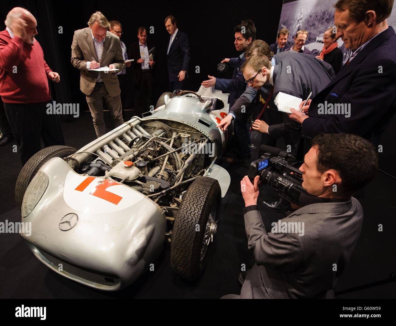I visitatori esaminano la monoposto Mercedes-Benz W196 da 1954 2.5 litri di Formula 1 guidata da Juan Manuel Fangio, in una fotocellula a Bonhams, nel centro di Londra. Foto Stock