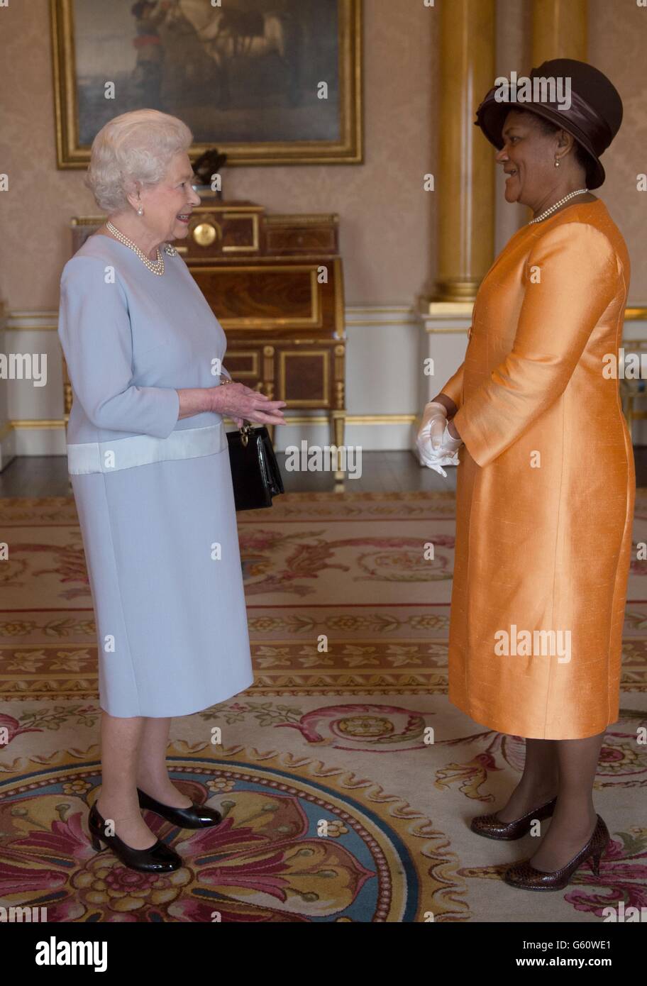 La regina Elisabetta II riceve l'Alto Commissario per la Repubblica delle Seychelles, Marie-Pierre Lloyd, a Buckingham Palace a Londra, dove ha presentato le sue credenziali. Foto Stock