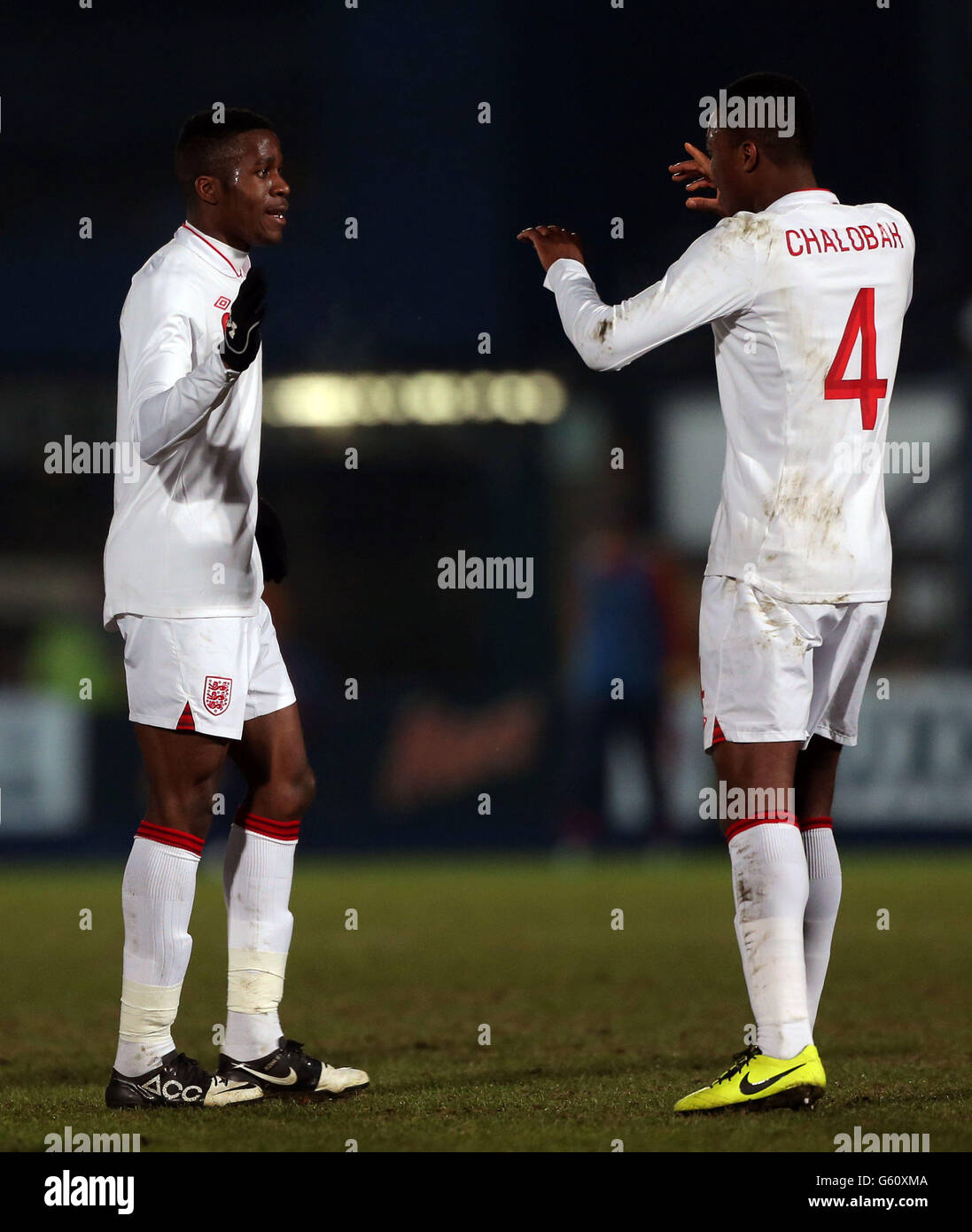 Inghilterra U21's Wilfried Zaha celebres con Nathaniel Chalobah dopo aver segnato il gol di apertura contro la Romania U21, durante l'Under 21's International ad Adams Park, High Wycombe. Foto Stock