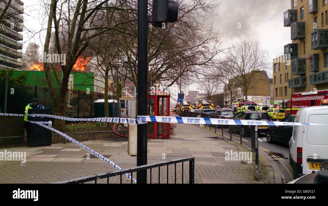 Una visione generale dei servizi di emergenza presso la Newington Library su Walworth Road, Southwark, Londra. Foto Stock