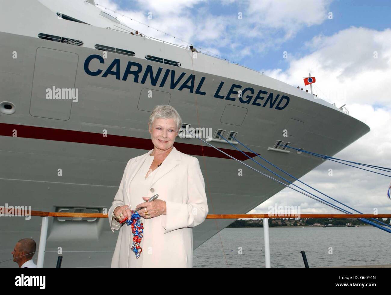 L'attrice Dame Judi Dench, vincitrice dell'Oscar, durante una cerimonia al porto internazionale di Harwich in Essex, nominò ufficialmente "la leggenda del Carnevale". Foto Stock