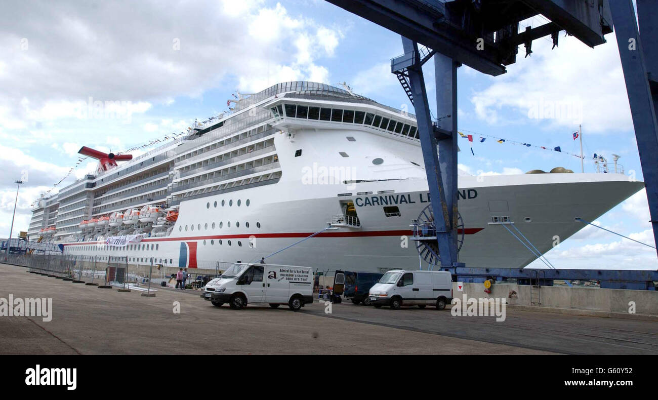 'The Carnival Legend' prima dell'attrice Dame Judi Dench nominò ufficialmente la nave durante una cerimonia al porto internazionale di Harwich in Essex. Foto Stock