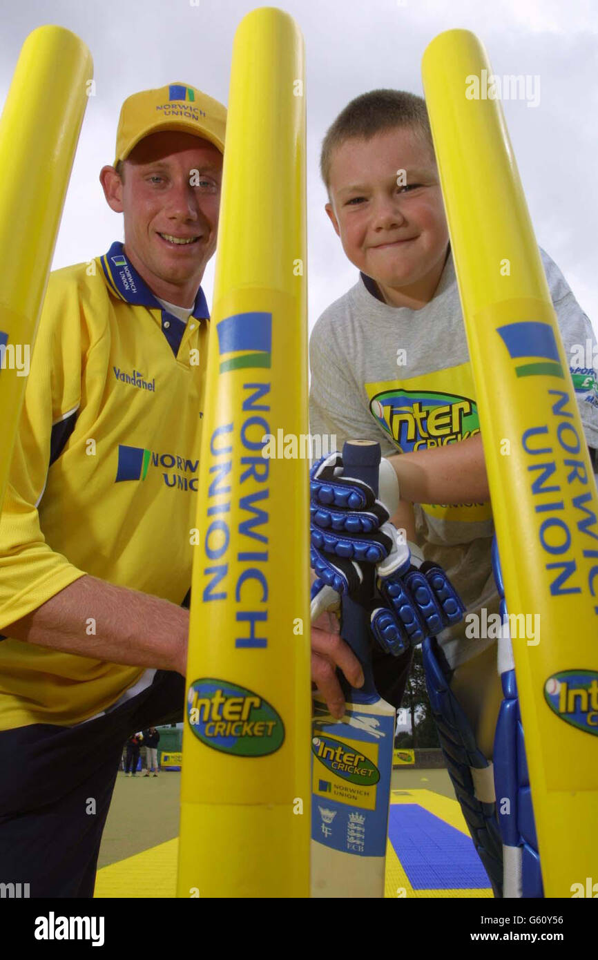 Ashley Cowan dell'Essex con Sam Brown (11) da Thorpe al Norwich Union Inter Cricket coaching day al Pine Bank Sports Center, Norwich. Foto Stock