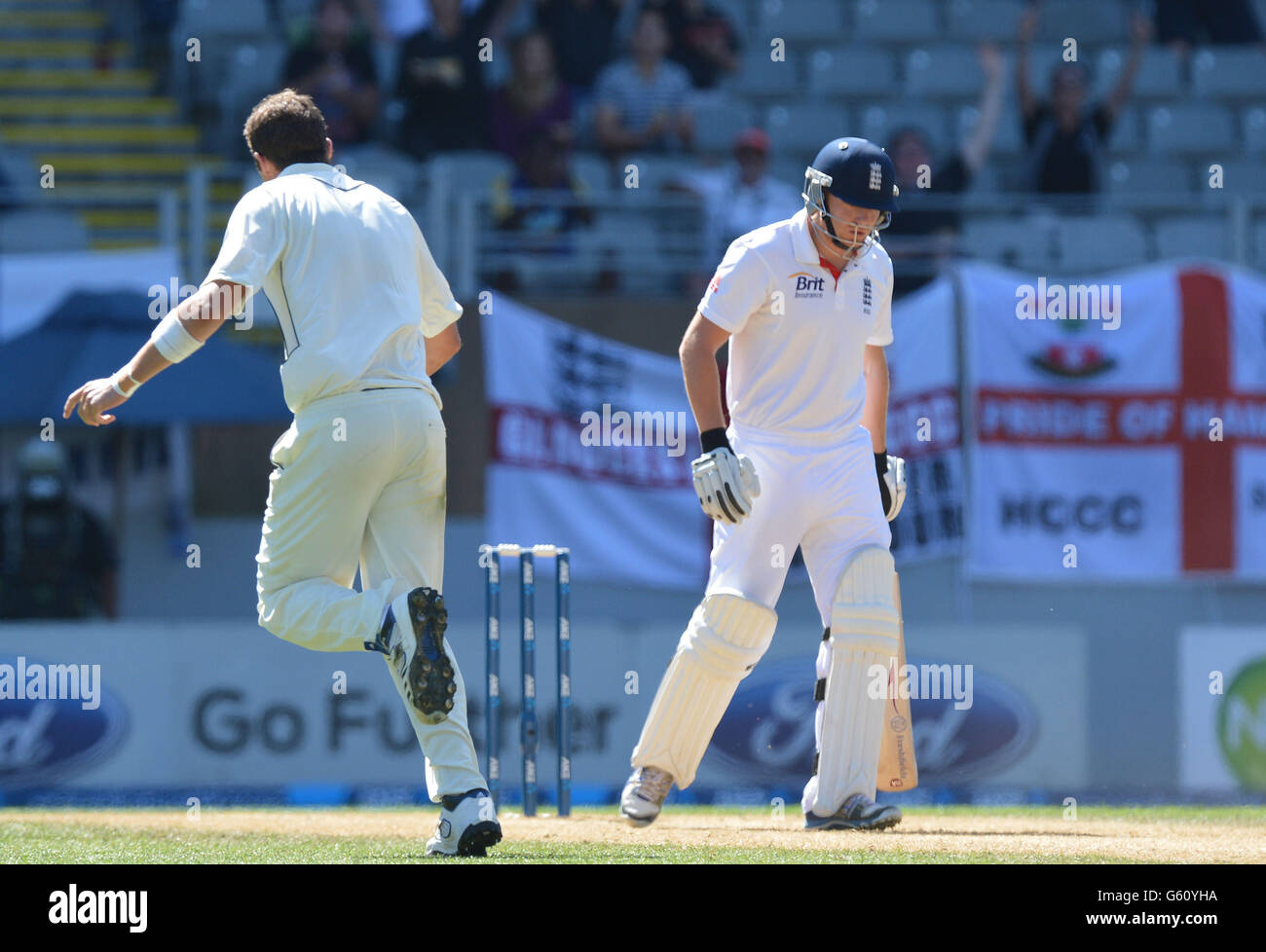 Tim Southee (a sinistra) della Nuova Zelanda festeggia come Johnny Bairstow (a destra) dell'Inghilterra è catturato dietro da Ross Taylor (non raffigurato) della Nuova Zelanda durante il quinto giorno della terza partita di prova all'Eden Park, Auckland, Nuova Zelanda. Foto Stock