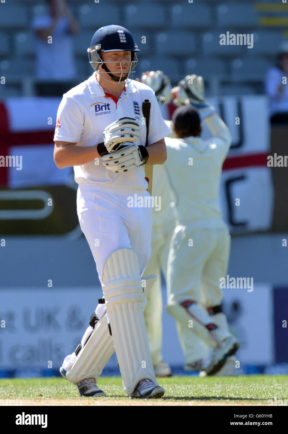 Johnny Bairstow, in Inghilterra, lascia il campo dopo essere stato catturato da Ross Taylor (non illustrato) durante il quinto giorno della terza prova all'Eden Park di Auckland, Nuova Zelanda. Foto Stock