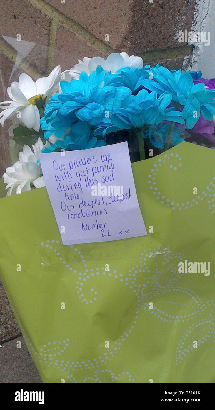 CORRETTO ORIENTAMENTO. I fiori sono posati fuori della casa di tre anni Olivia Uffindell che è morto dopo che il suo buggy è stato soffiato nel percorso di un furgone nel sud di Londra. Foto Stock