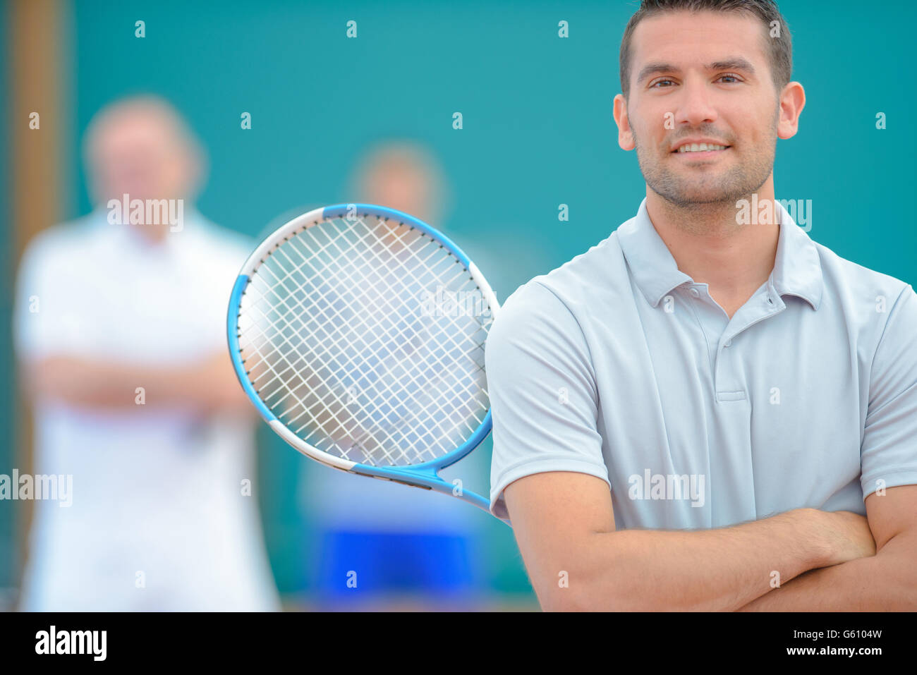 L'uomo con la racchetta da tennis Foto Stock