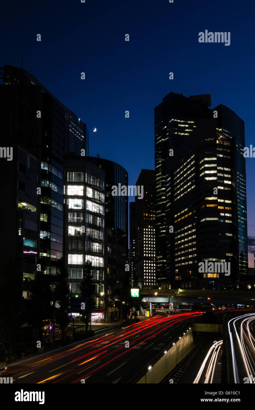 Una trafficata strada di notte a Tokyo. Foto Stock