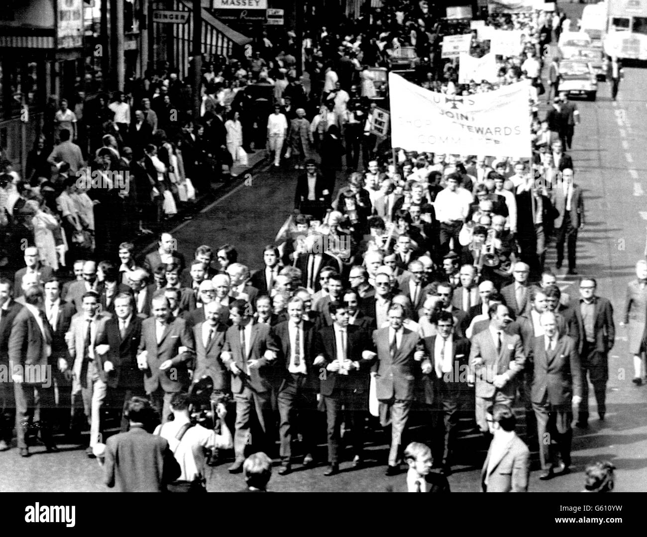 Il capo della colonna che passa attraverso il centro di Glasgow, quando si stima che 30,000 a 40,000 lavoratori nell'industria di Clydeside marciarono in quella che era stata considerata la più grande manifestazione vista in Scozia - una protesta contro la riorganizzazione dei costruttori navali di Upper Clyde. Foto Stock